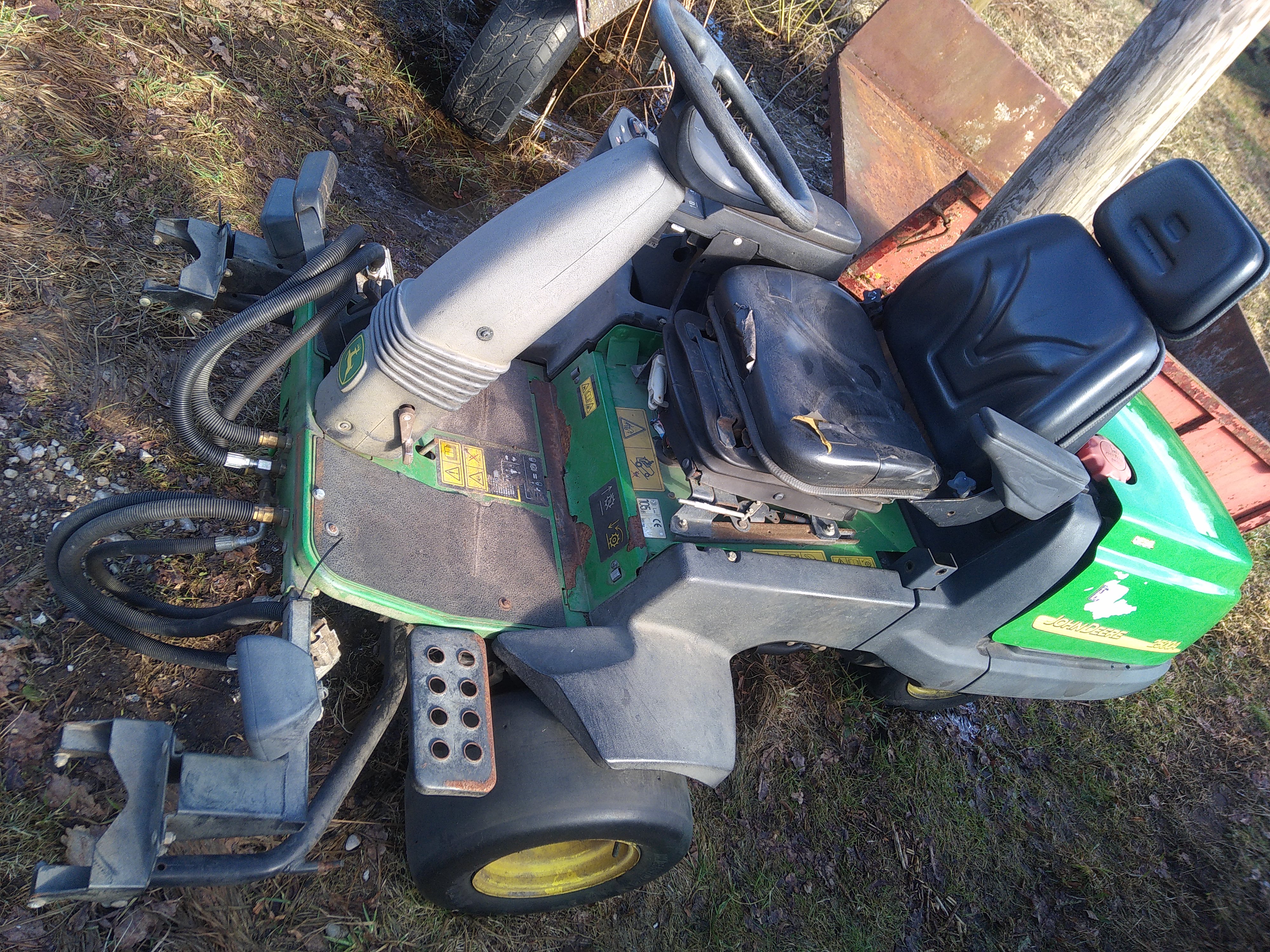 Traktoriņš John Deere 2500A