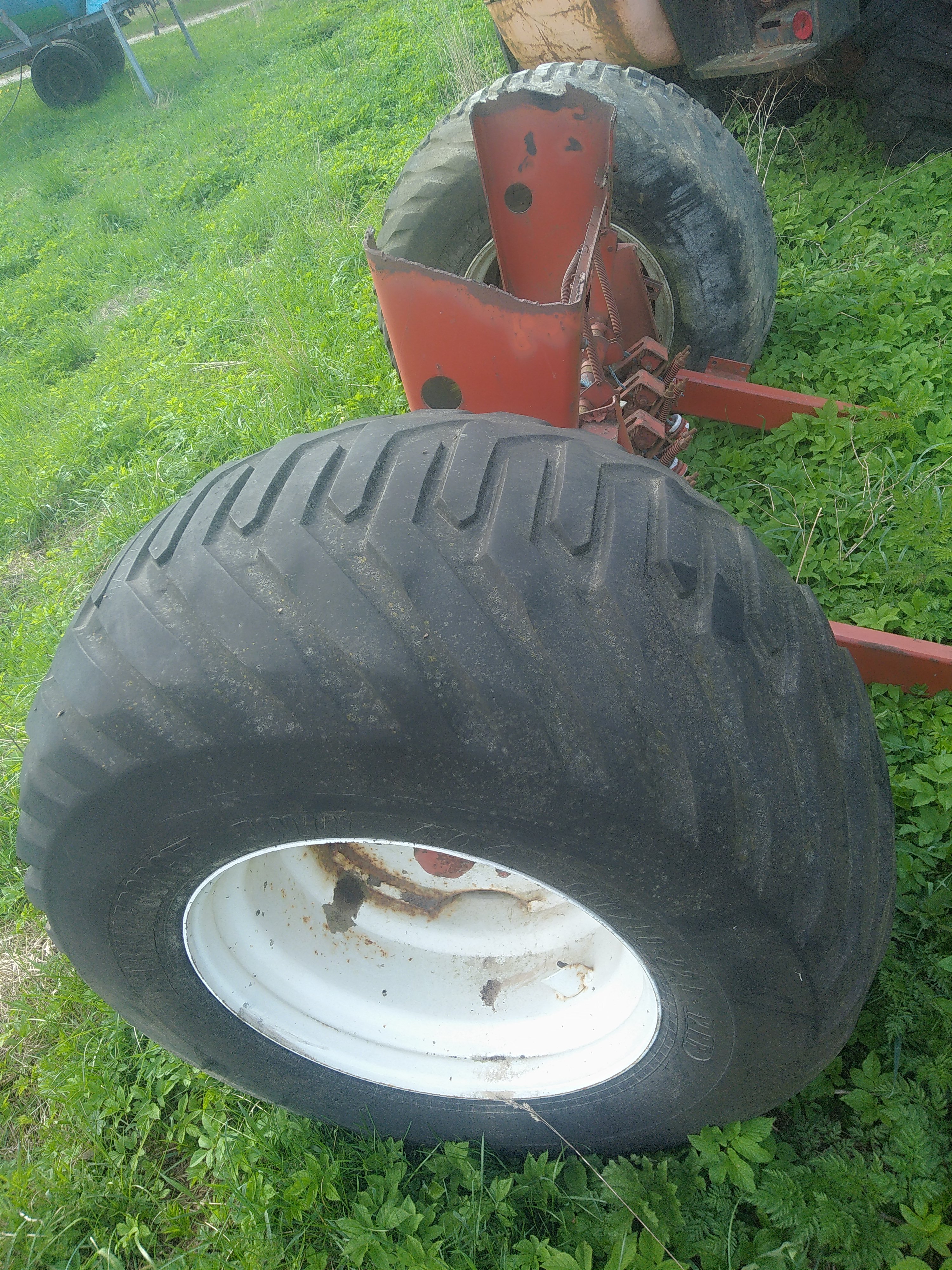 Tilts ar riteņiem un hidro bremzēm