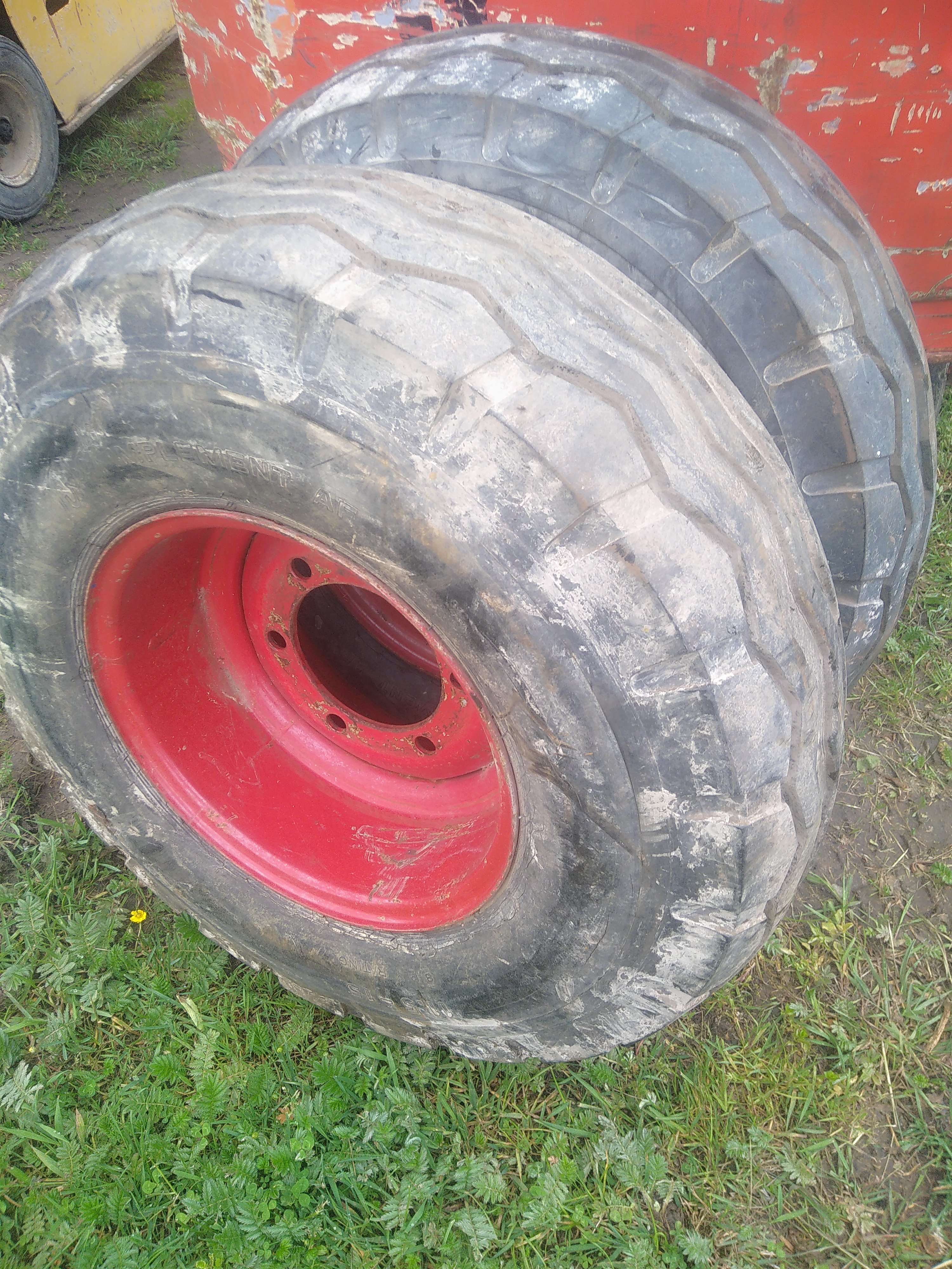 Riteņi traktora piekabei