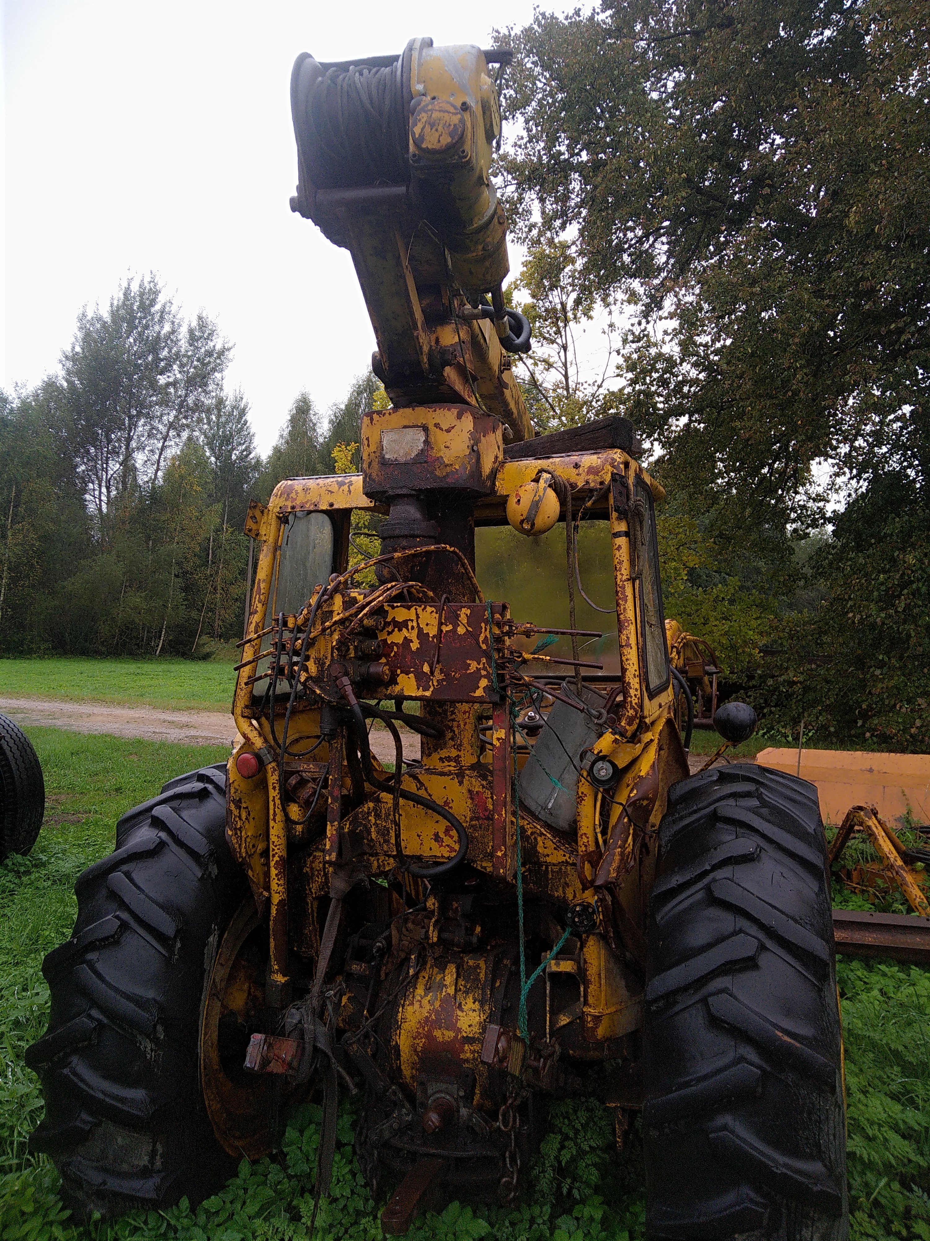 Traktors Massey Ferguson ar frontālo un krānu