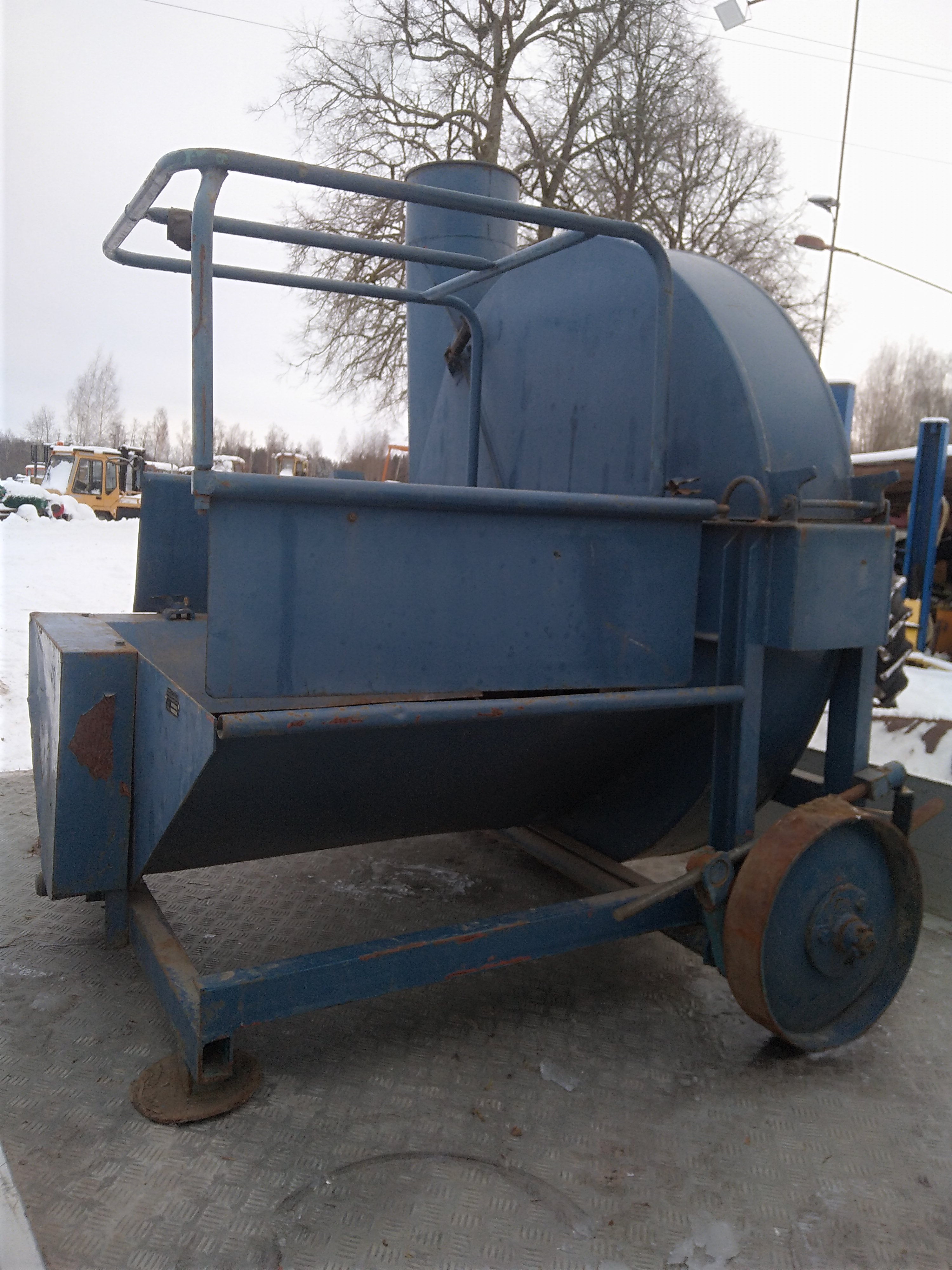 Ar jūgvārpstu griežams salmu pūtējs.